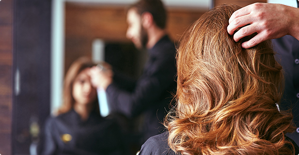 Coiffeur examinant le mouvement d’une chevelure